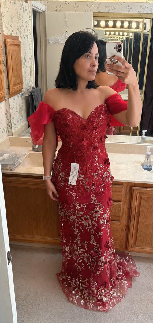 Vestido Royal Queen RQ8037 con hombros descubiertos y apliques florales 3D para alfombra roja - Nueva colección