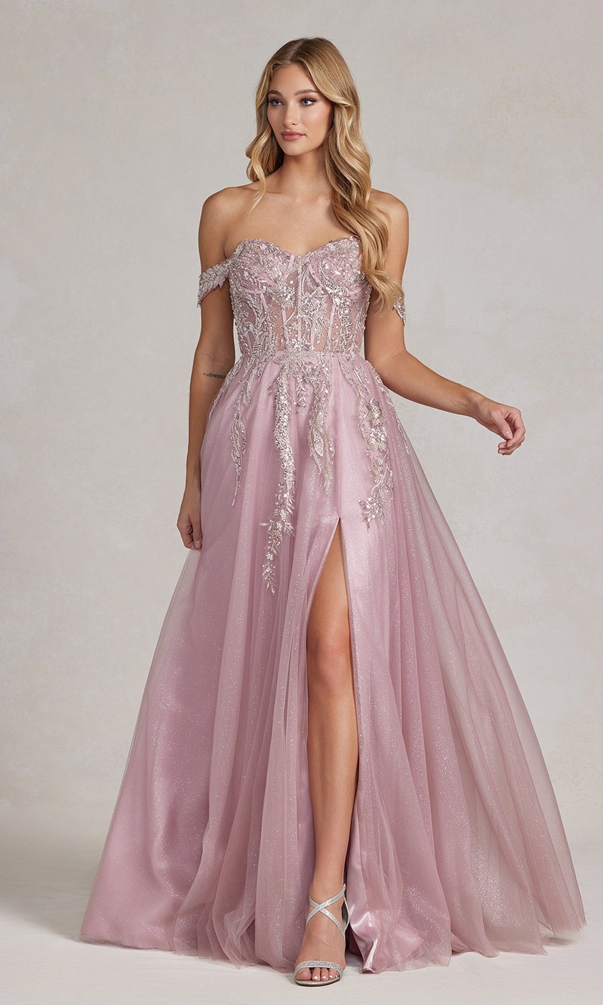 Vestido de fiesta rosa con hombros descubiertos y abertura lateral
