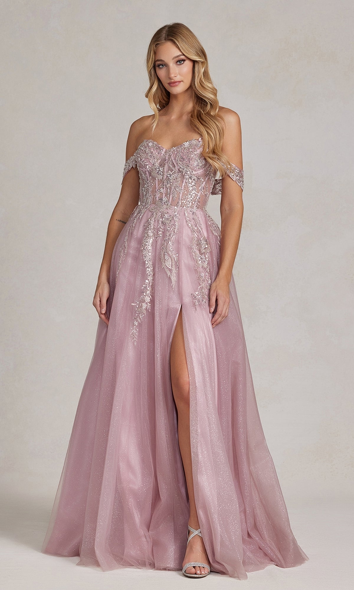 Vestido de fiesta rosa con hombros descubiertos y abertura lateral