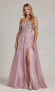 Vestido de fiesta rosa con hombros descubiertos y abertura lateral