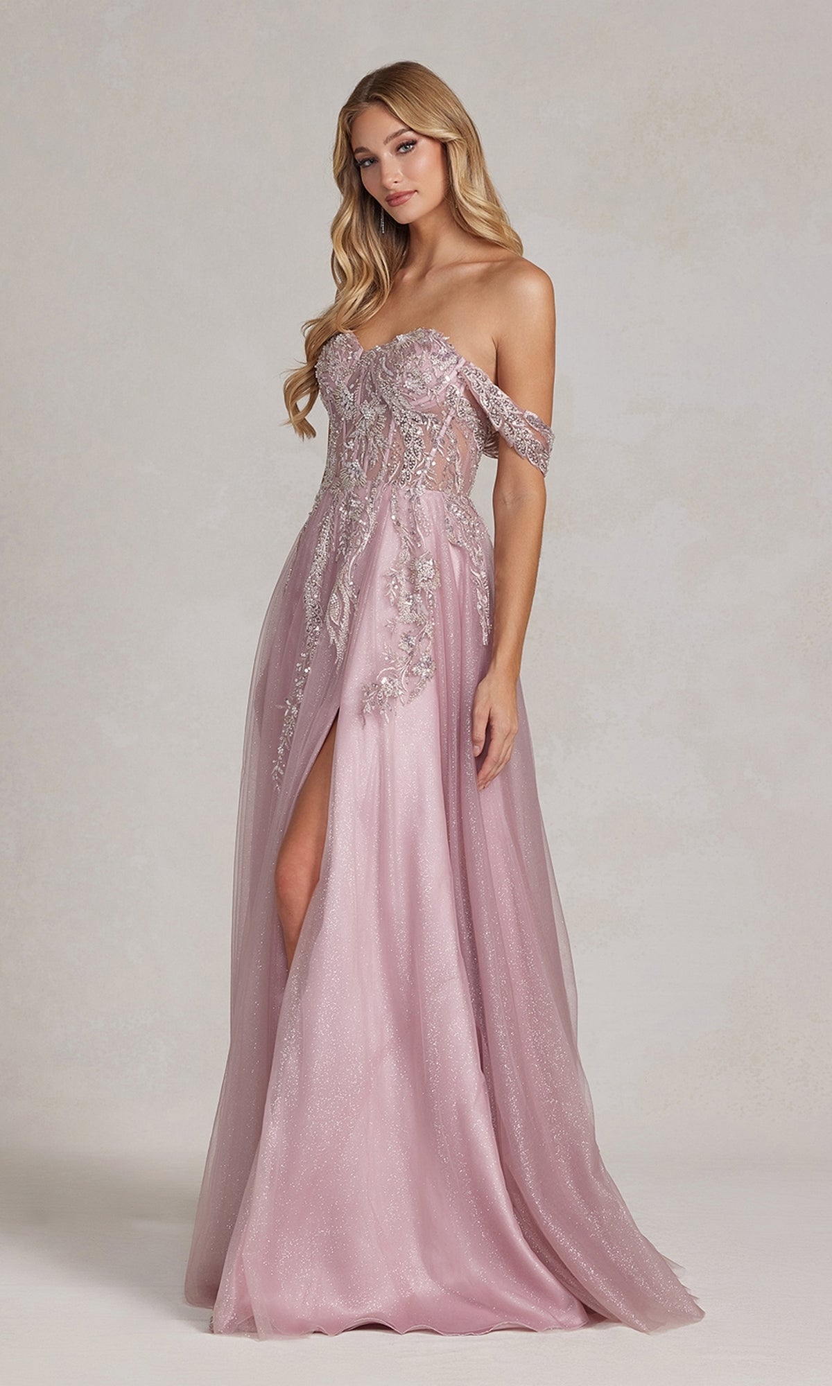 Vestido de fiesta rosa con hombros descubiertos y abertura lateral