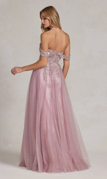 Vestido de fiesta rosa con hombros descubiertos y abertura lateral