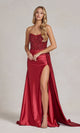 Elegante vestido formal sin tirantes con cola lateral