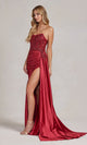Elegante vestido formal sin tirantes con cola lateral