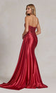 Elegante vestido formal sin tirantes con cola lateral