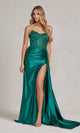 Elegante vestido formal sin tirantes con cola lateral