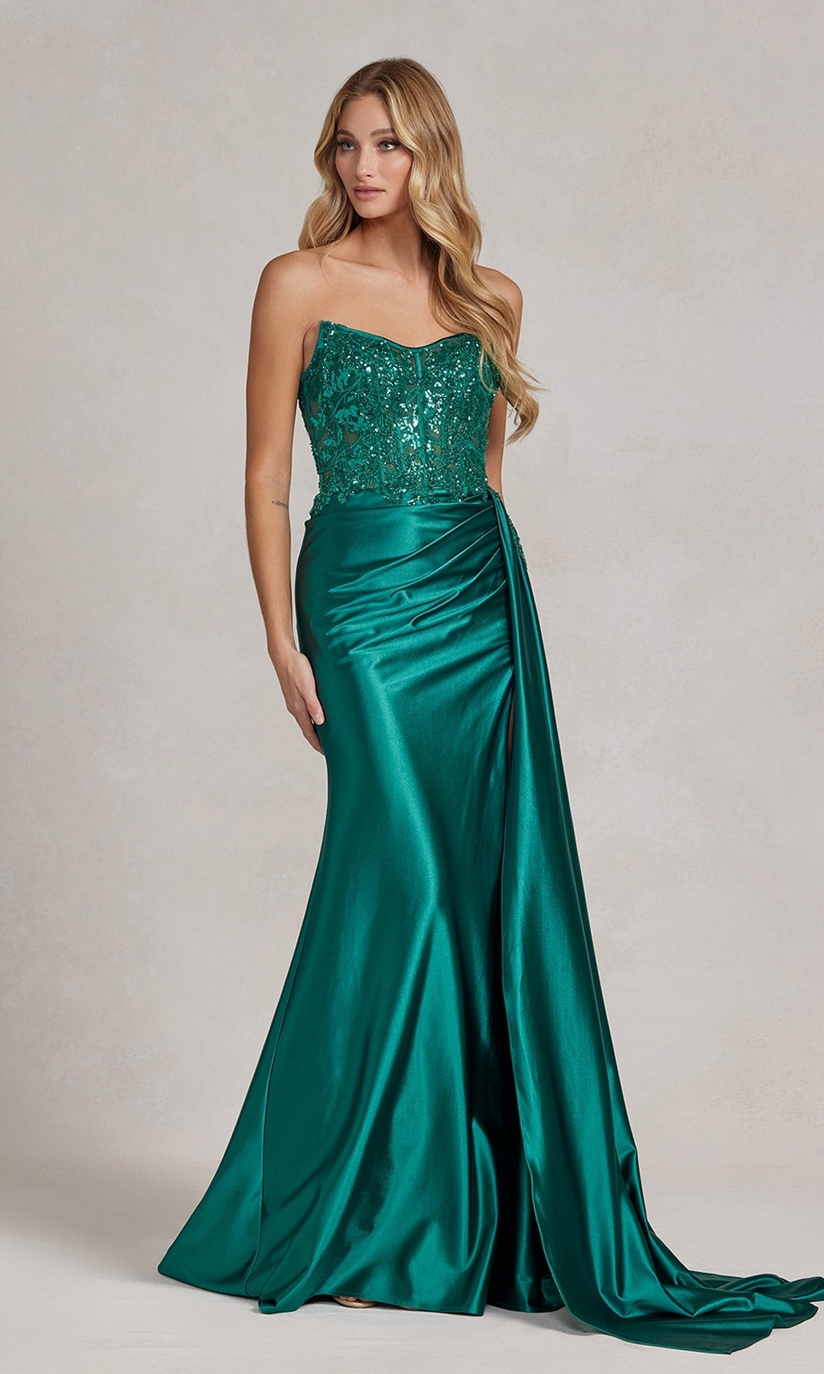 Elegante vestido formal sin tirantes con cola lateral