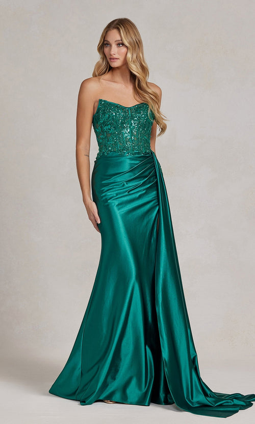 Elegante vestido formal sin tirantes con cola lateral