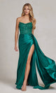 Elegante vestido formal sin tirantes con cola lateral