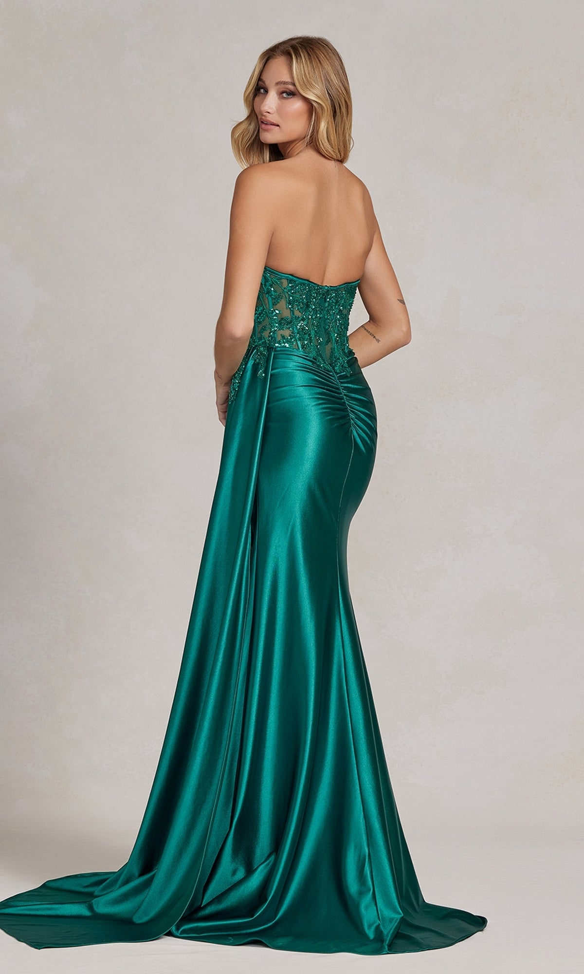 Elegante vestido formal sin tirantes con cola lateral