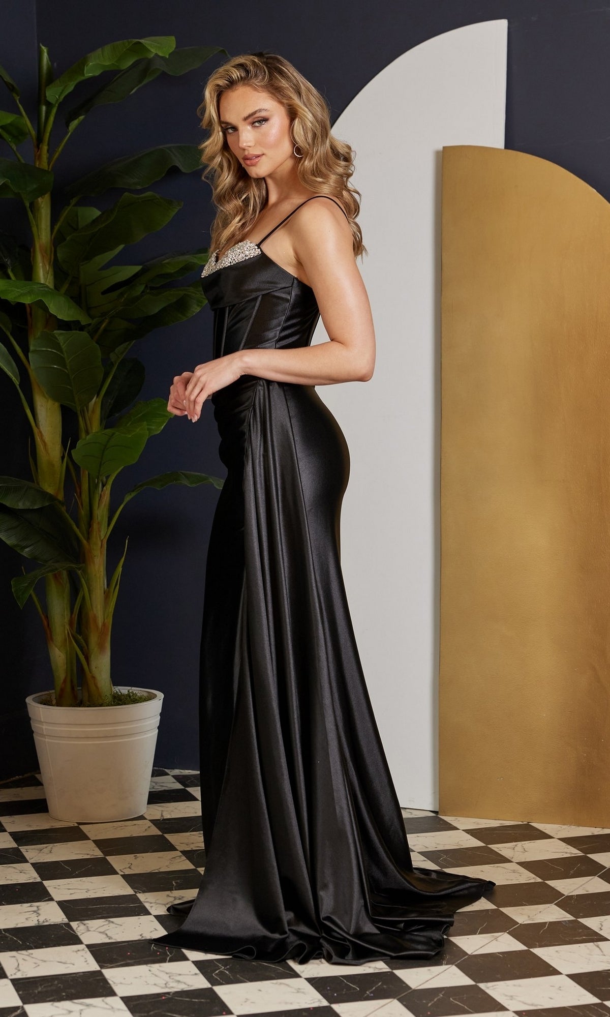 E1242 – Vestido largo de fiesta formal con escote corazón y corsé