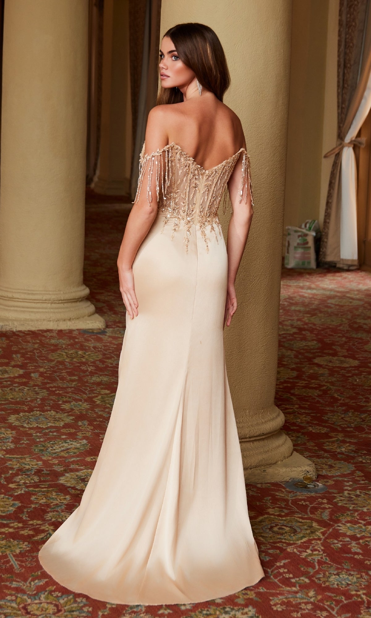 Vestido de fiesta largo Nox Anabel F1571: vestido formal con escote de cuentas