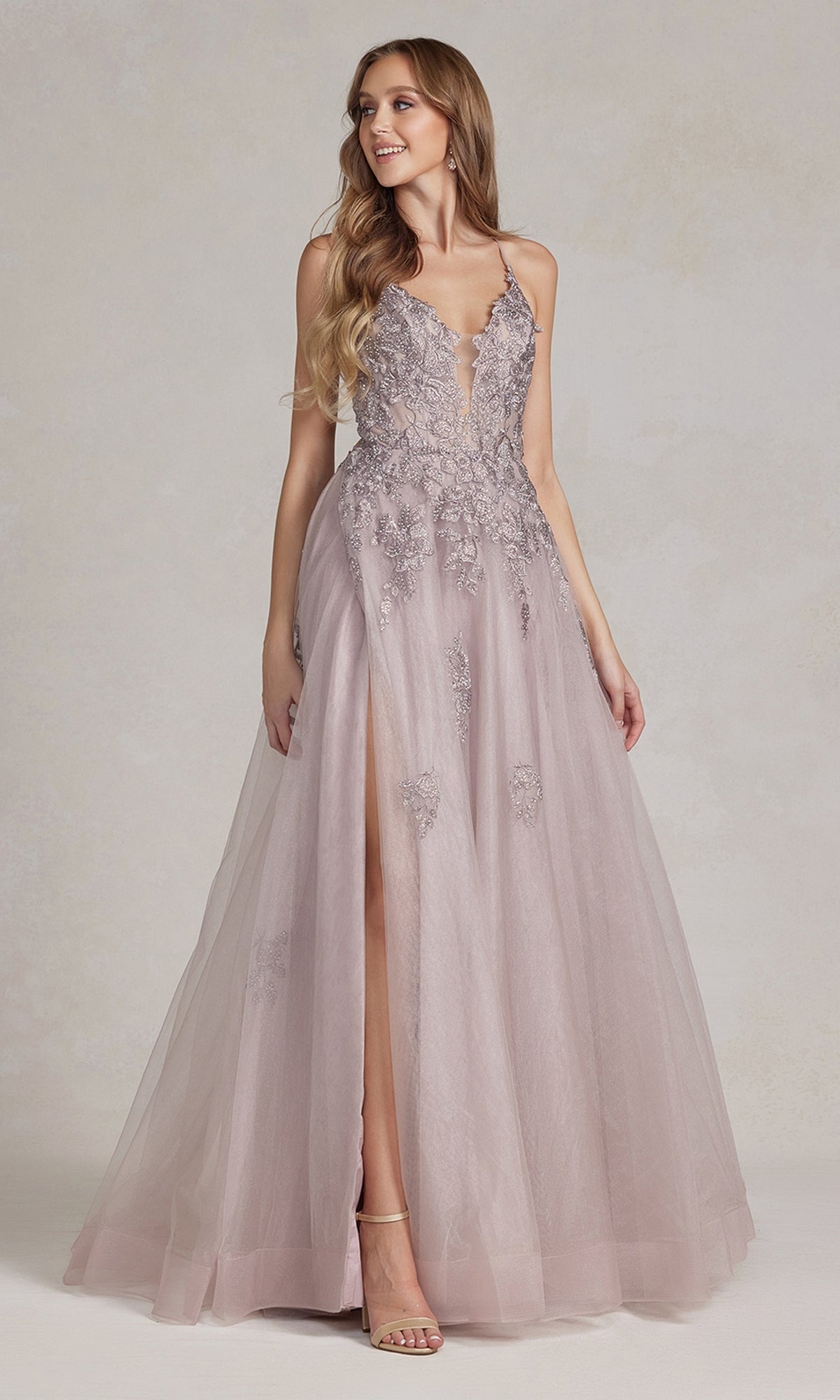 G1149 – Vestido de fiesta largo con espalda descubierta y detalles de cuentas