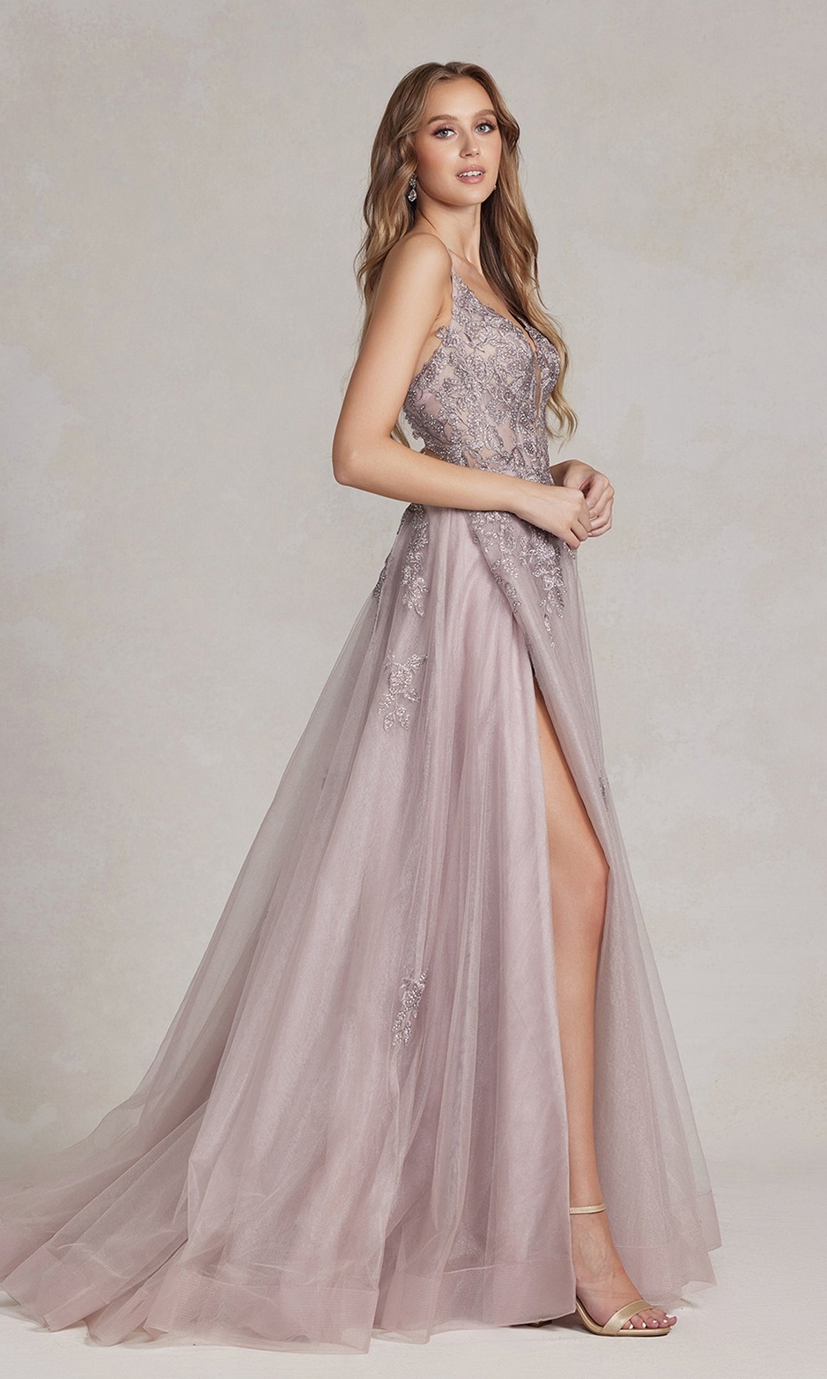 G1149 – Vestido de fiesta largo con espalda descubierta y detalles de cuentas