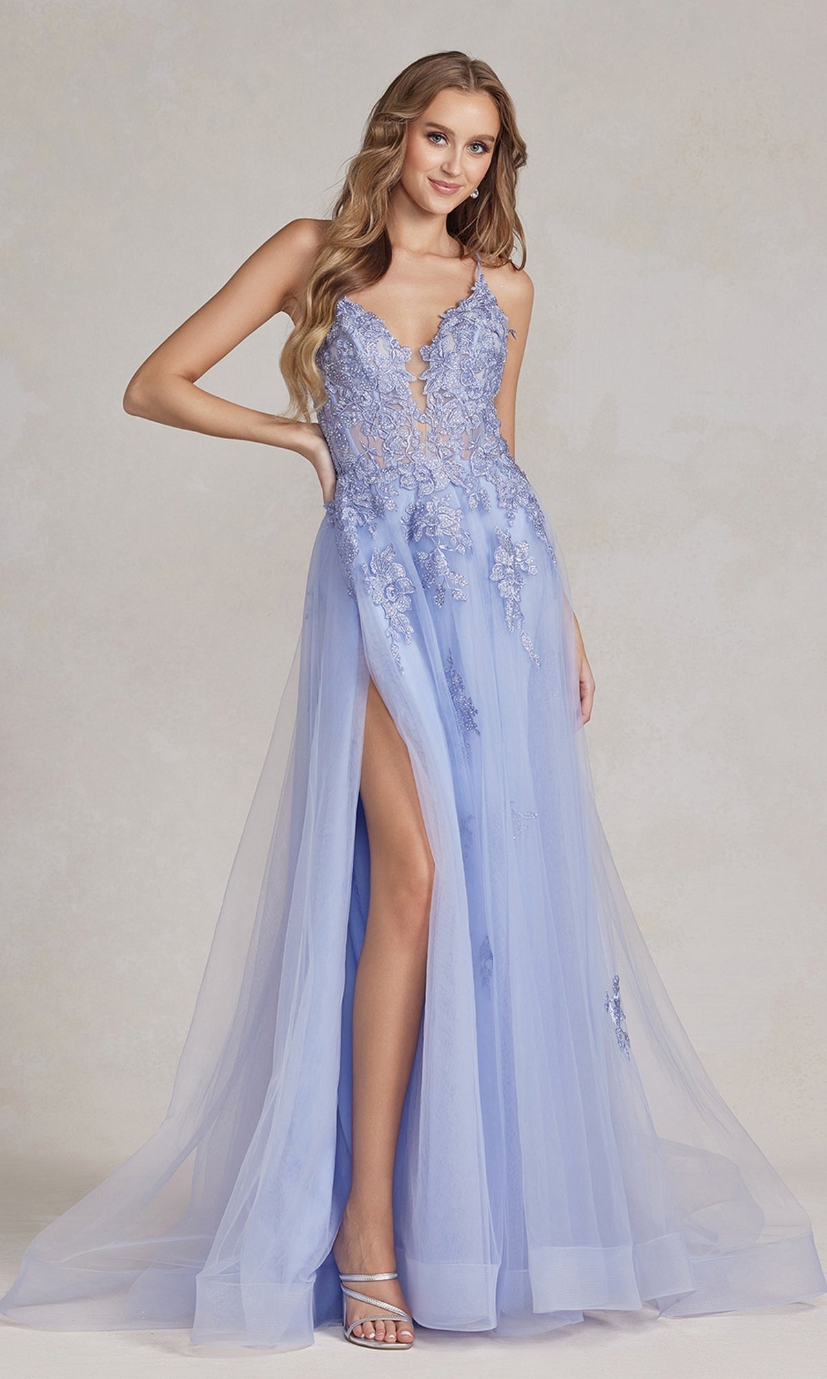 G1149 – Vestido de fiesta largo con espalda descubierta y detalles de cuentas