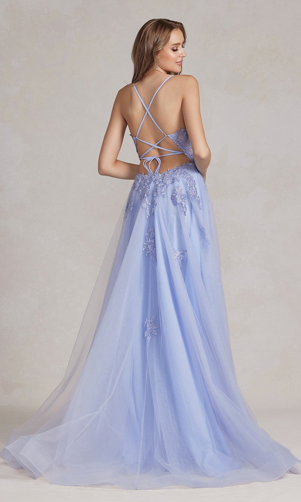 G1149 – Vestido de fiesta largo con espalda descubierta y detalles de cuentas