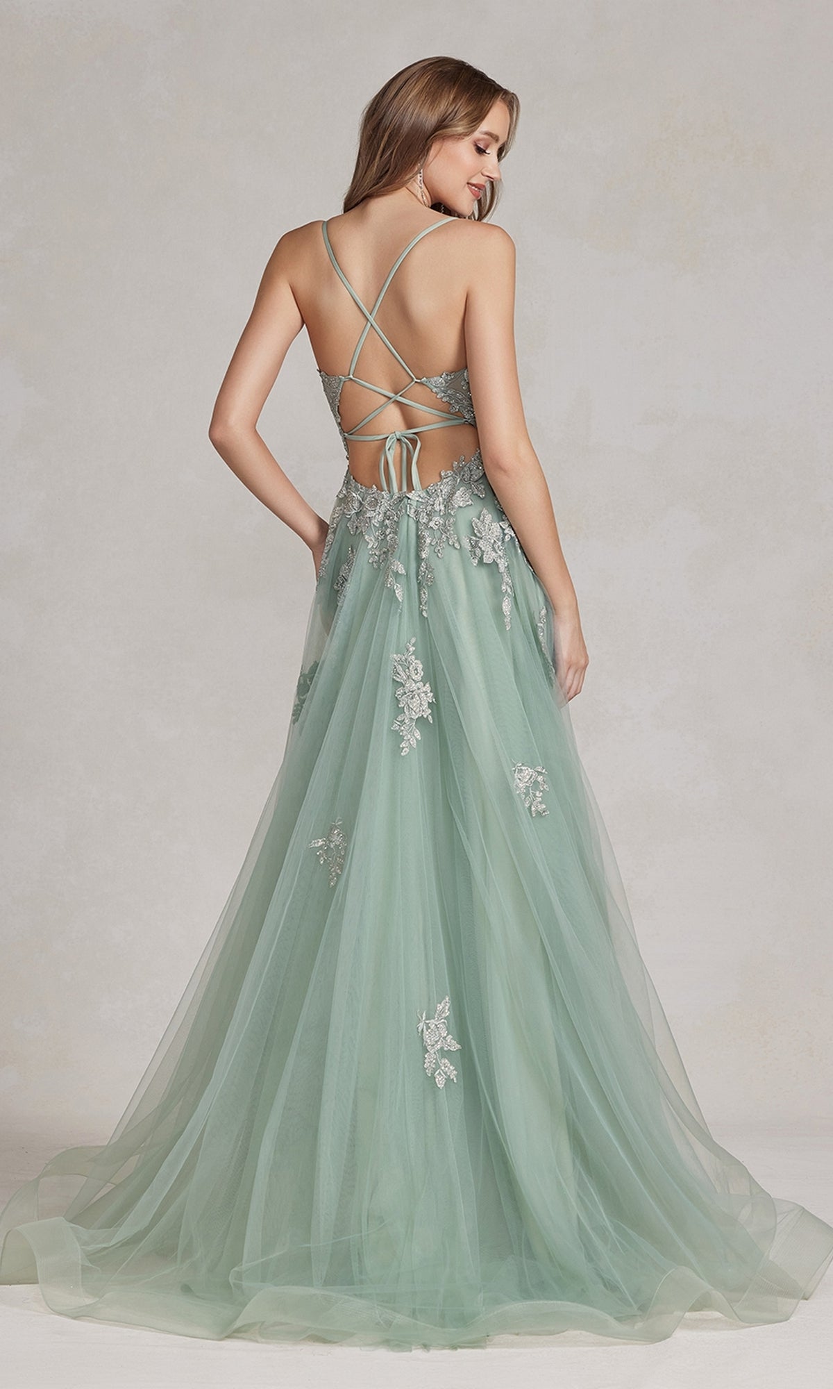 G1149 – Vestido de fiesta largo con espalda descubierta y detalles de cuentas