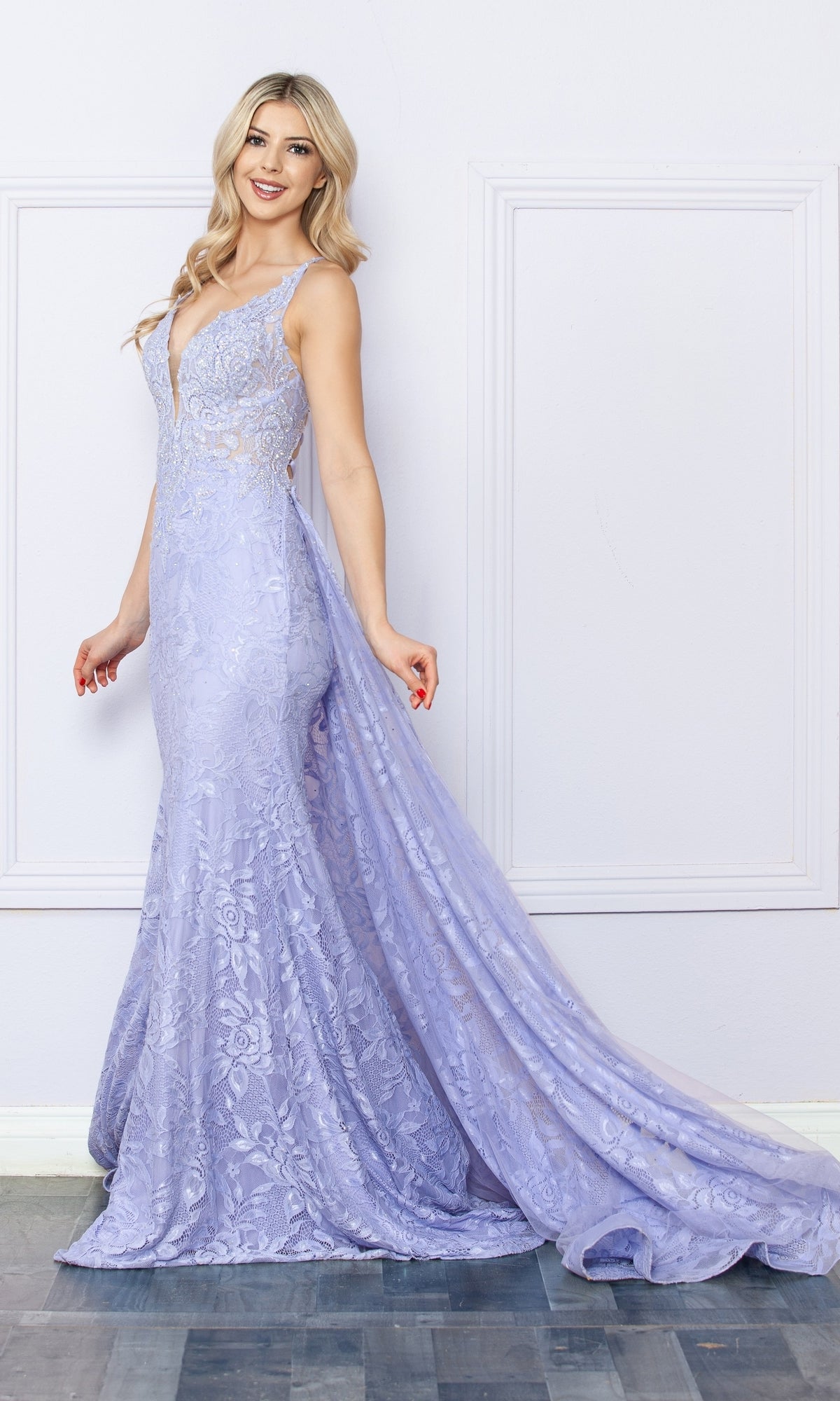 G1353 Vestido de fiesta largo de encaje con espalda abierta y cola larga