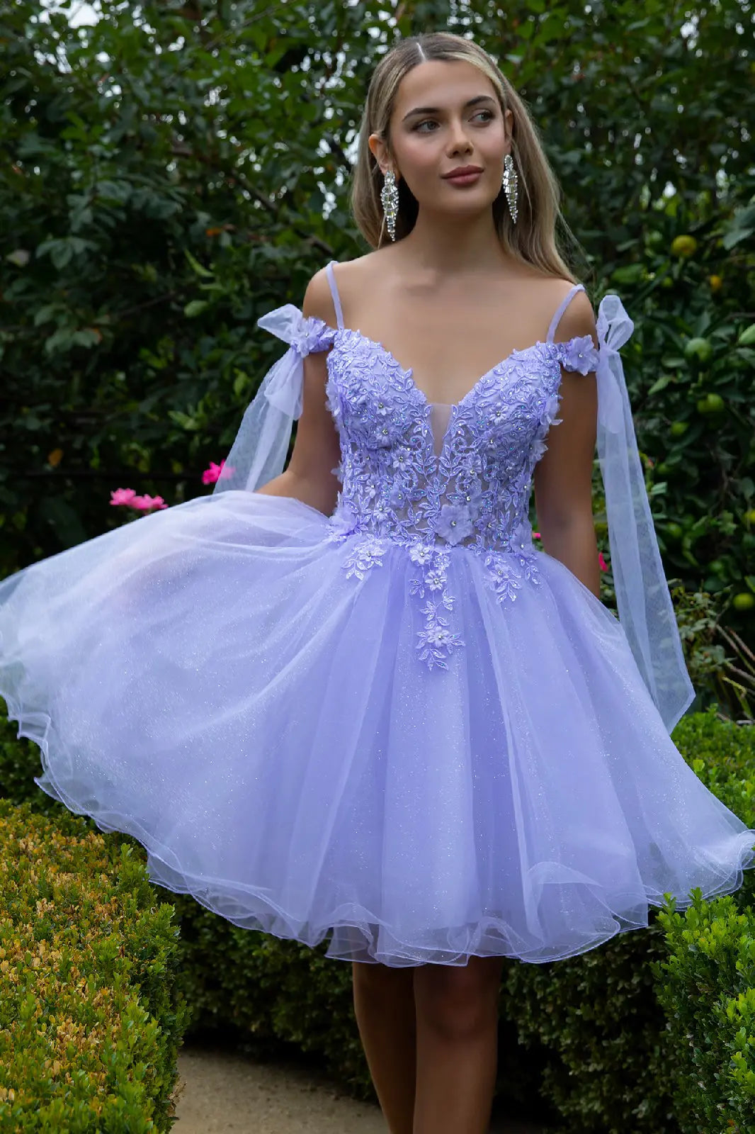 Vestido corto con hombros descubiertos y lazo de Elizabeth K GS3513