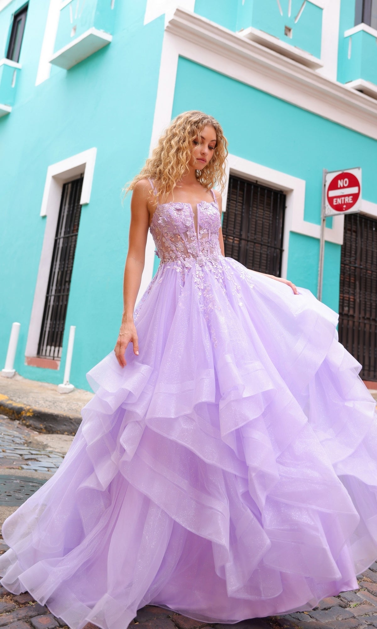 Vestido de fiesta largo con capas y cordones – H1351