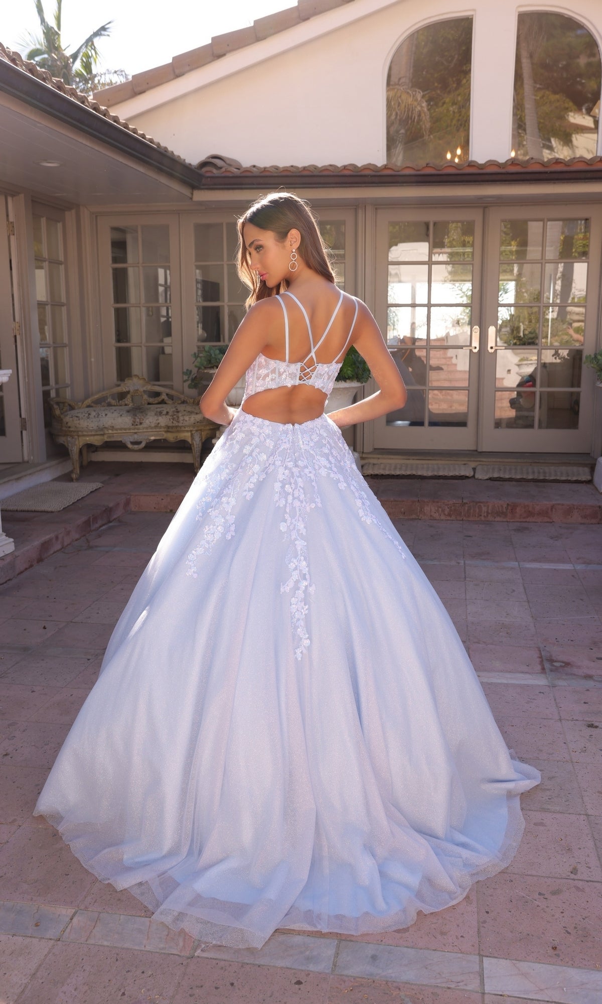 Nox Anabel H1357: Elegante vestido de fiesta con corsé largo y brillo