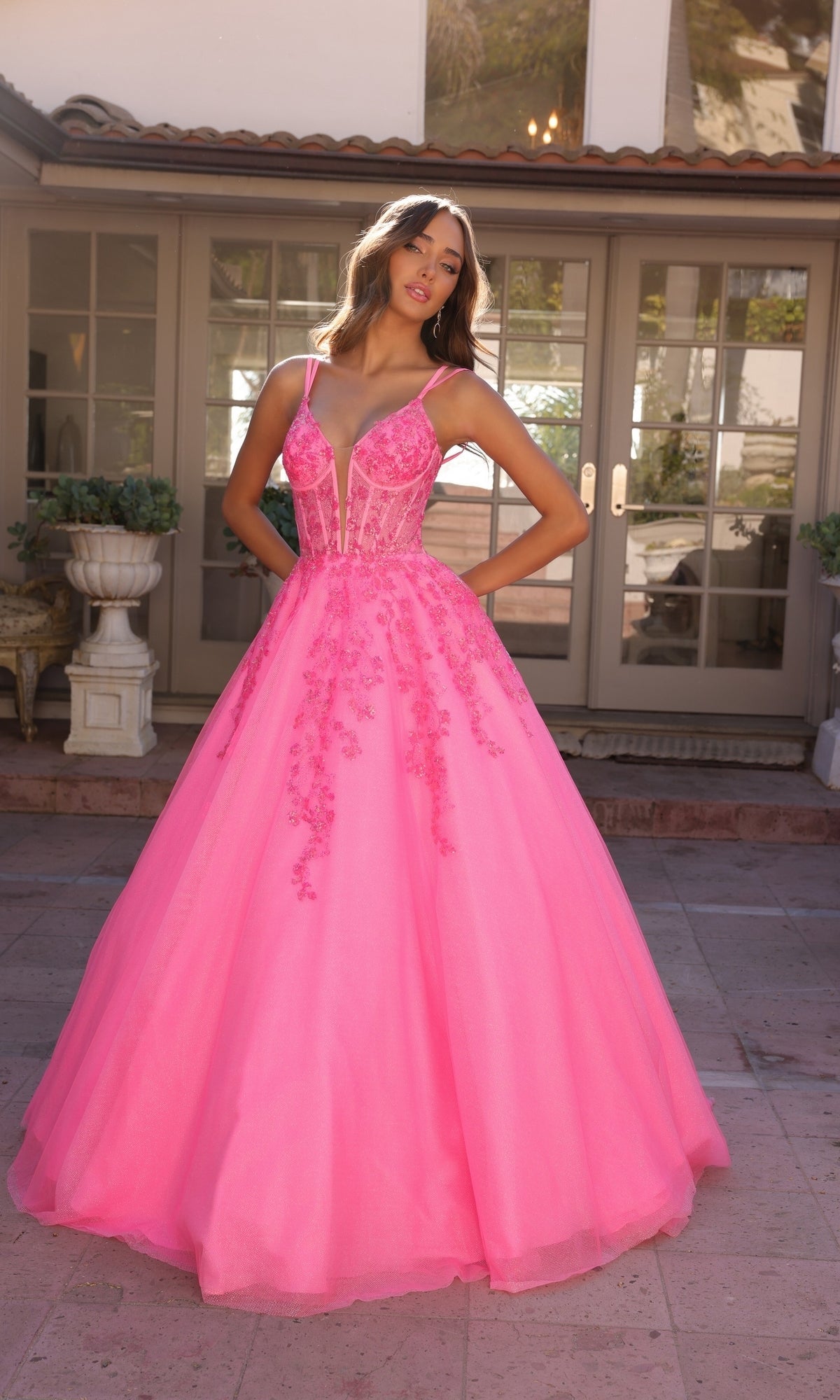 Nox Anabel H1357: Elegante vestido de fiesta con corsé largo y brillo