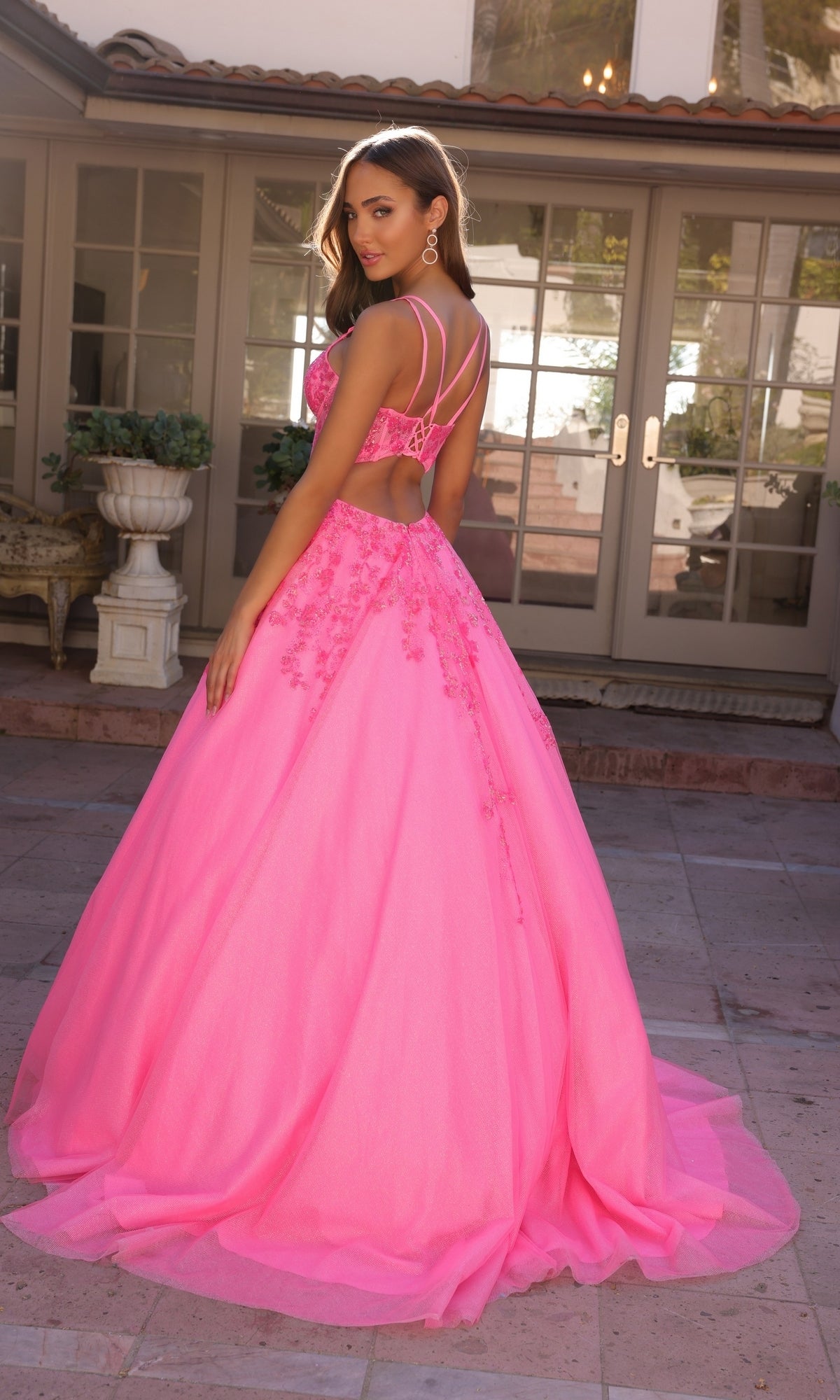 Nox Anabel H1357: Elegante vestido de fiesta con corsé largo y brillo