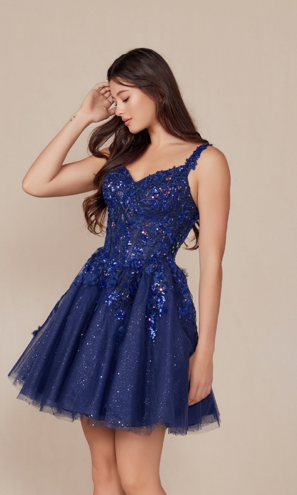 Vestido corto de fiesta de corte A con corpiño bordado H846