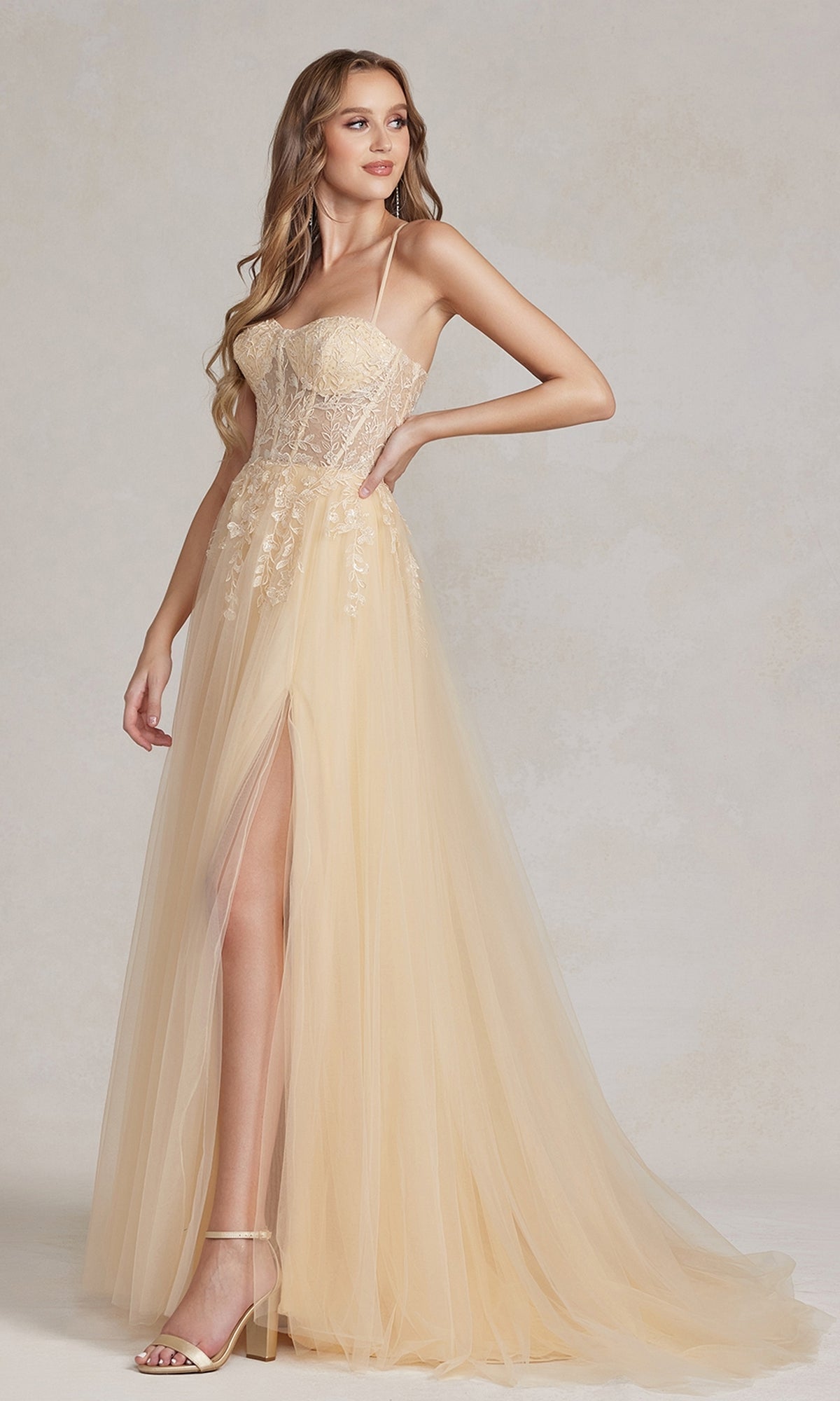 Vestido de fiesta largo en tonos pastel con elegante corpiño tipo corsé