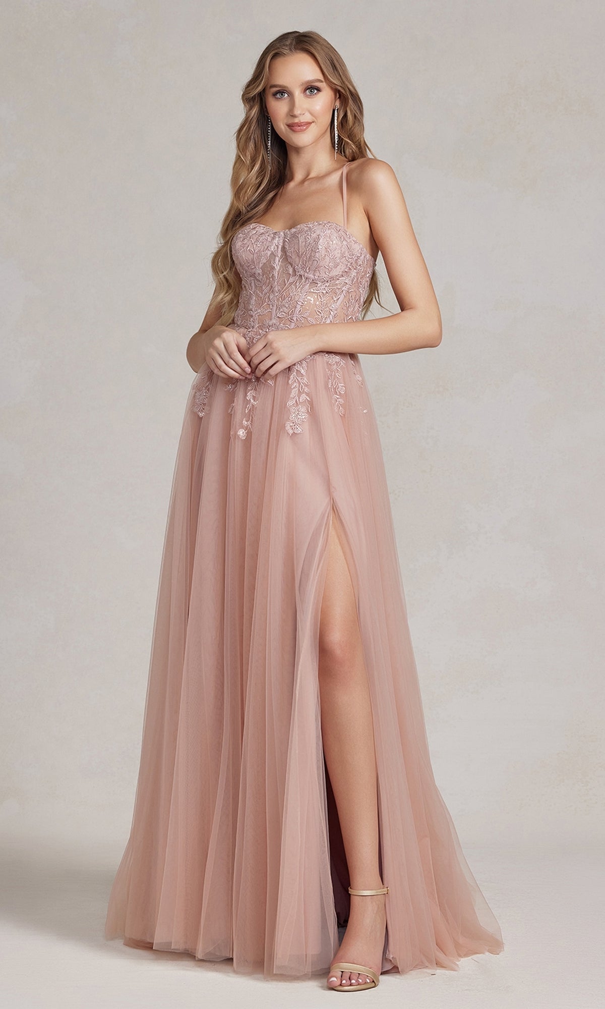 Vestido de fiesta largo en tonos pastel con elegante corpiño tipo corsé