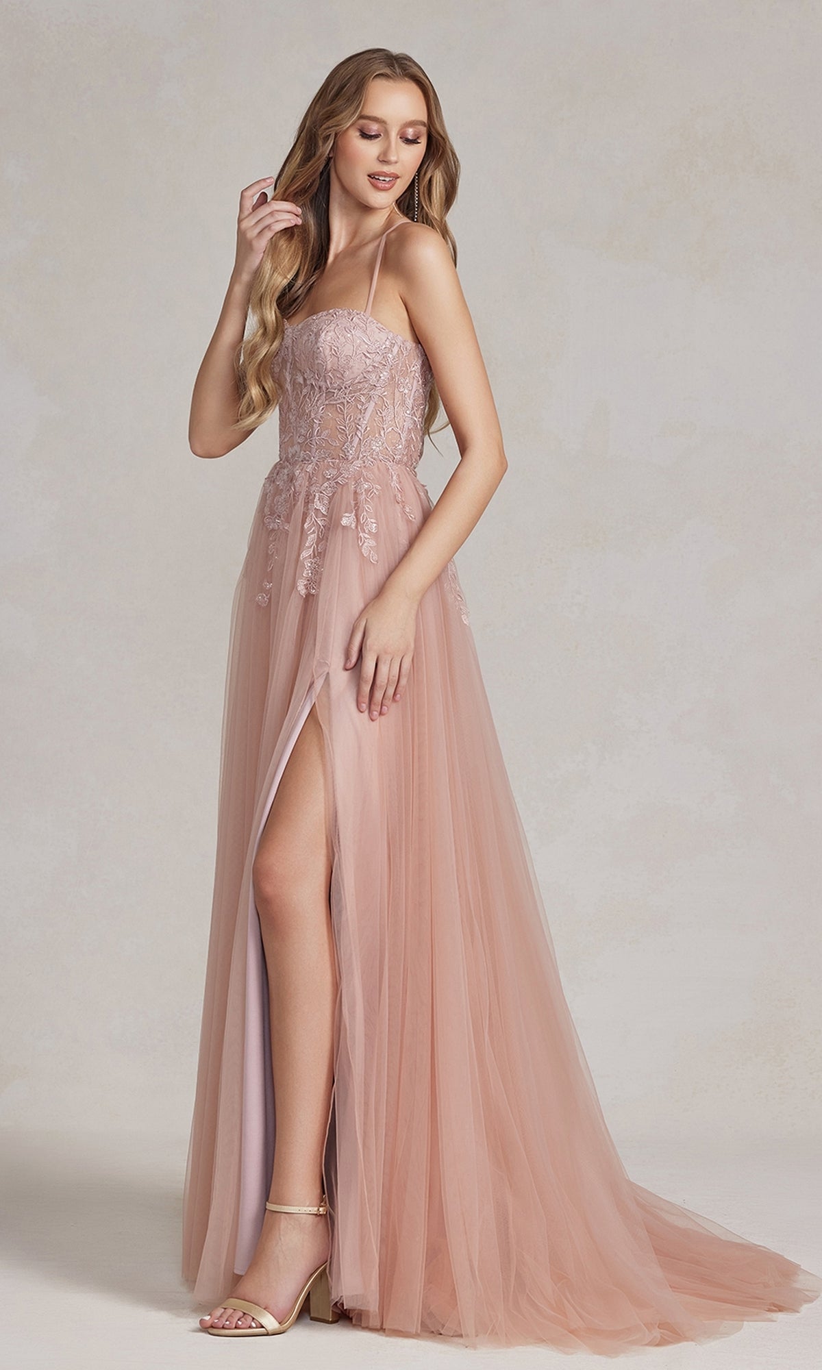 Vestido de fiesta largo en tonos pastel con elegante corpiño tipo corsé