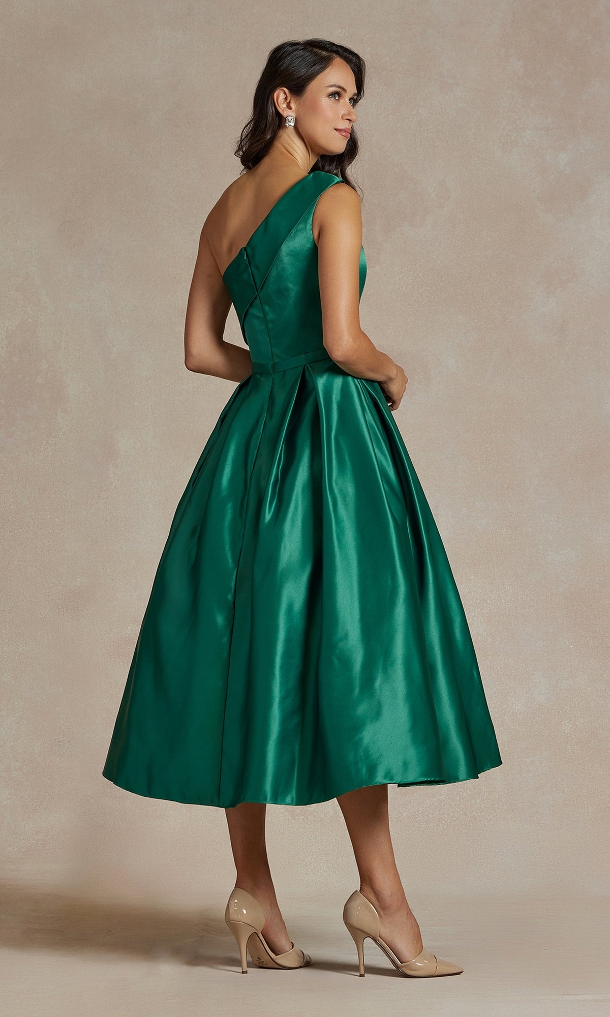 Vestido sencillo de un solo hombro y largo hasta la rodilla JE931