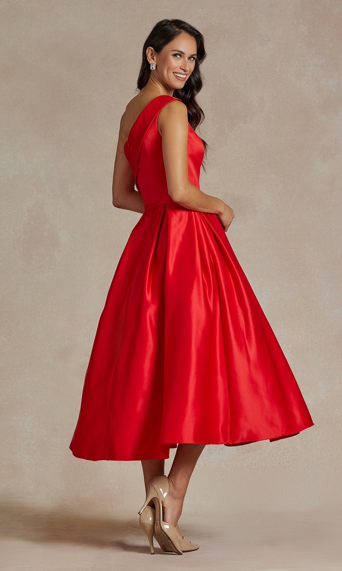 Vestido sencillo de un solo hombro y largo hasta la rodilla JE931
