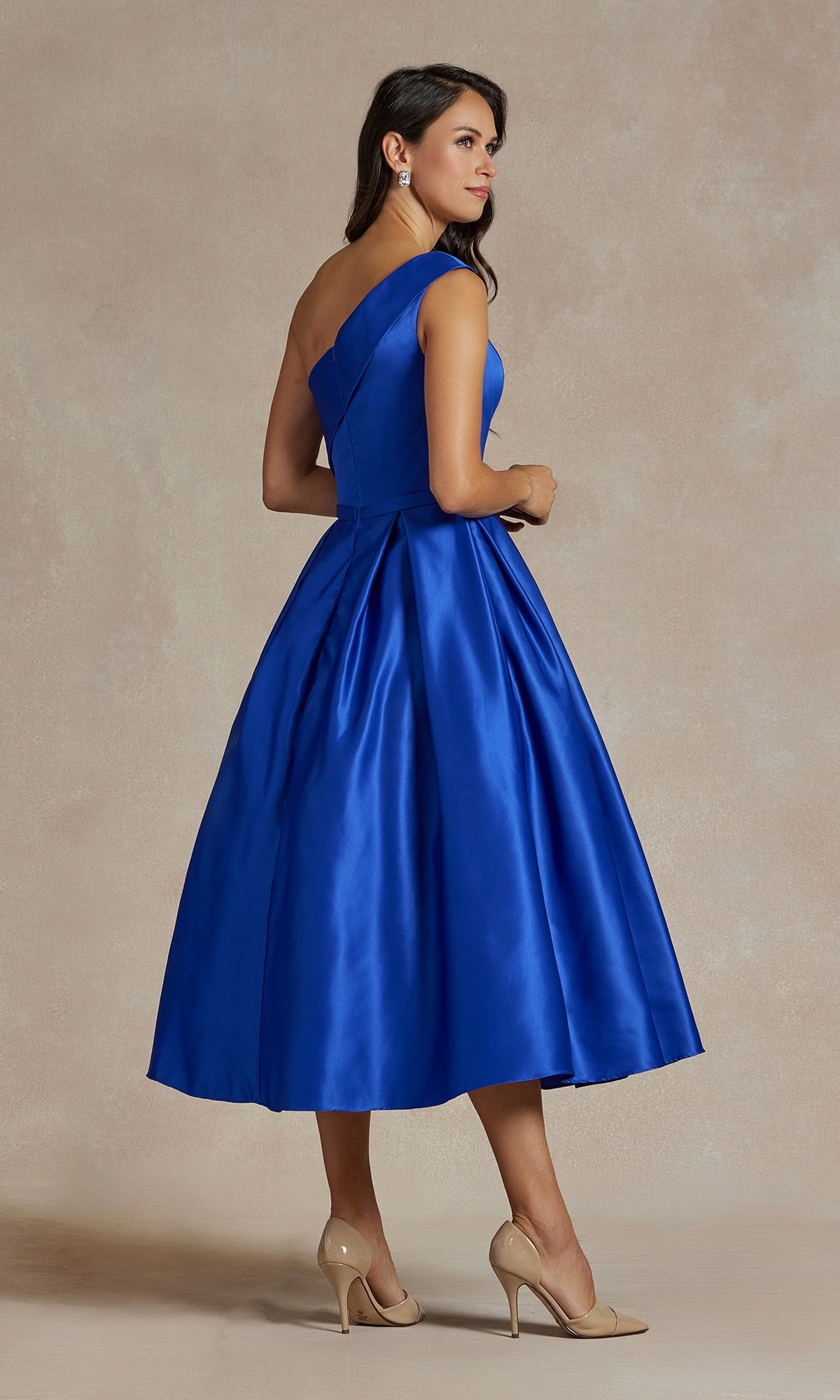 Vestido sencillo de un solo hombro y largo hasta la rodilla JE931