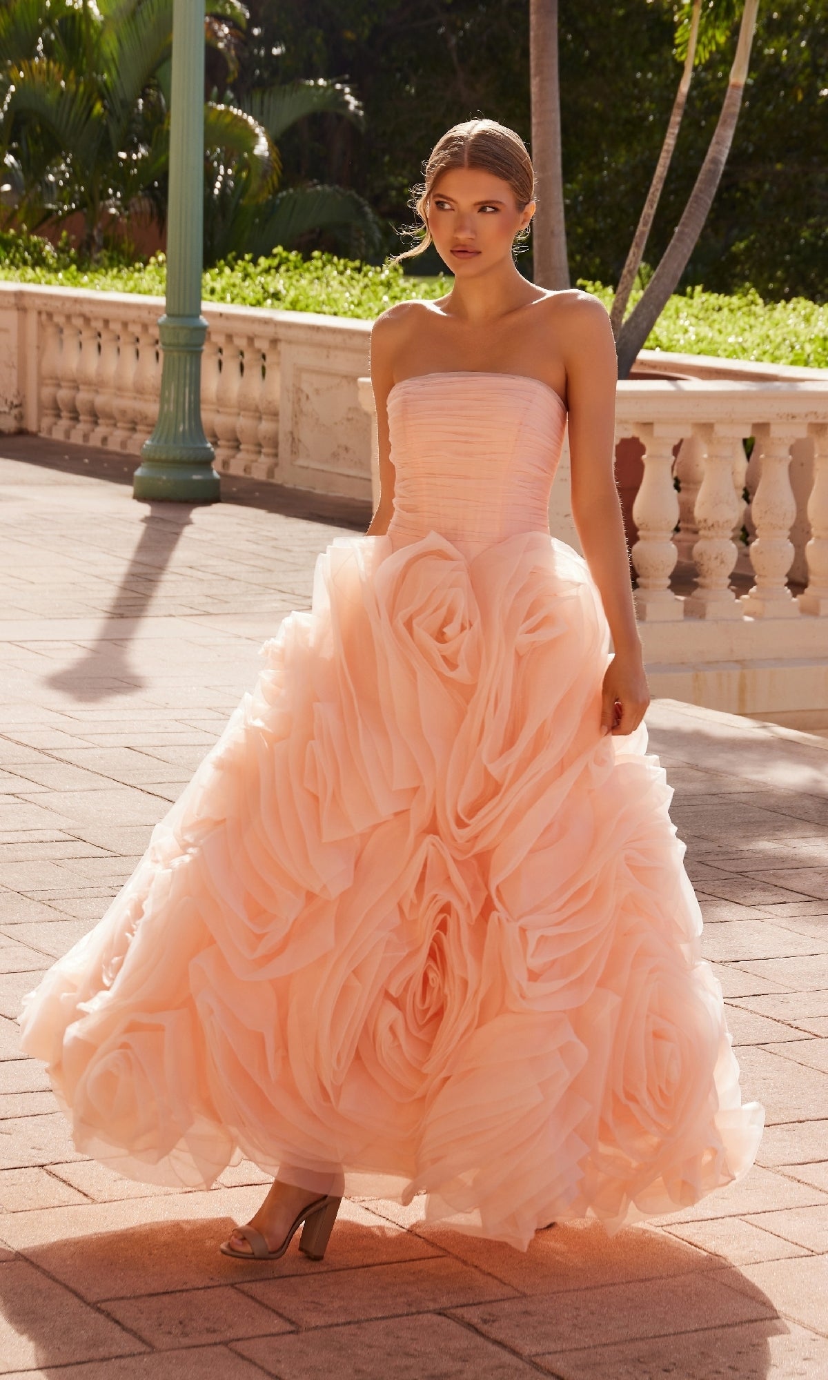 Vestido de fiesta sin tirantes color melocotón de Nox Anabel JQ1037