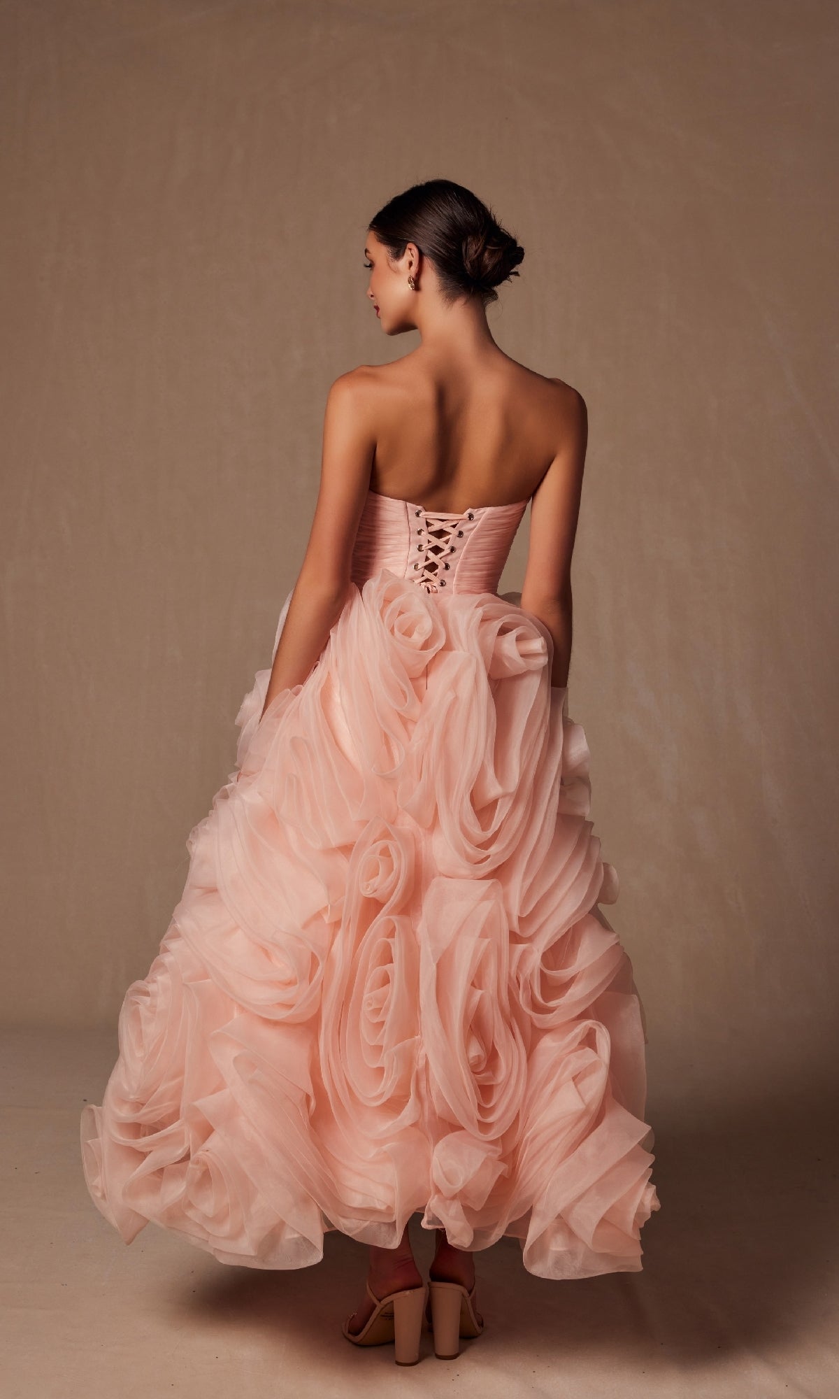 Vestido de fiesta sin tirantes color melocotón de Nox Anabel JQ1037