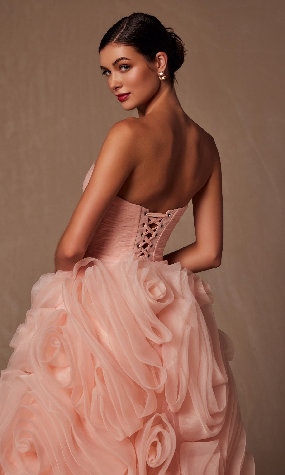 Vestido de fiesta sin tirantes color melocotón de Nox Anabel JQ1037