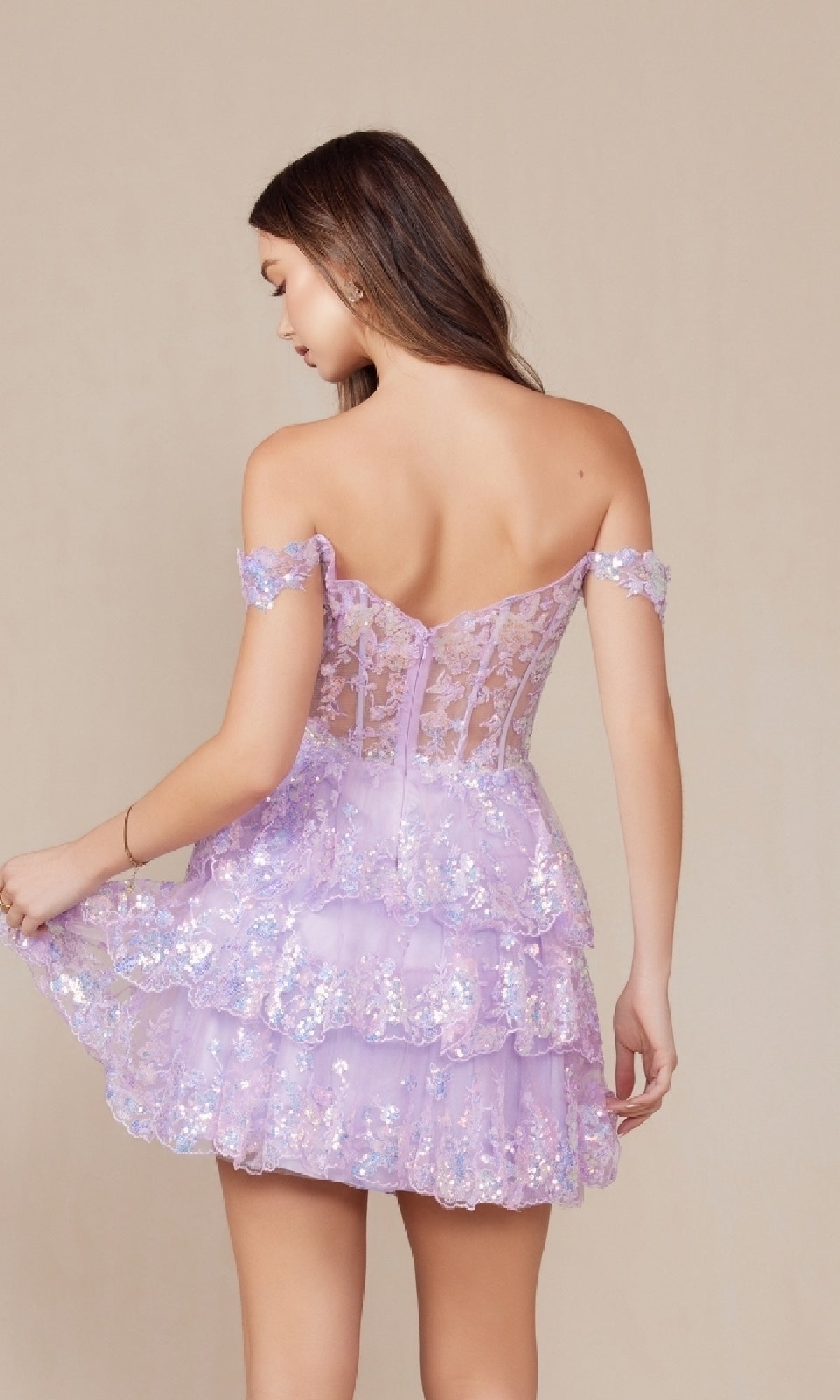 Vestido Hoco con lentejuelas y hombros descubiertos y volantes en el bajo – K856
