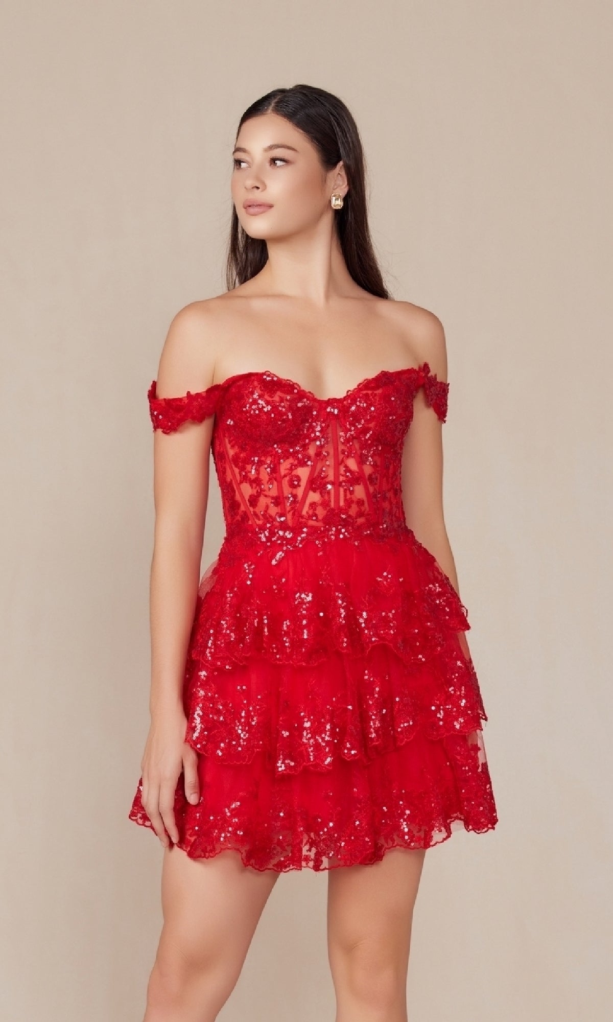 Vestido Hoco con lentejuelas y hombros descubiertos y volantes en el bajo – K856