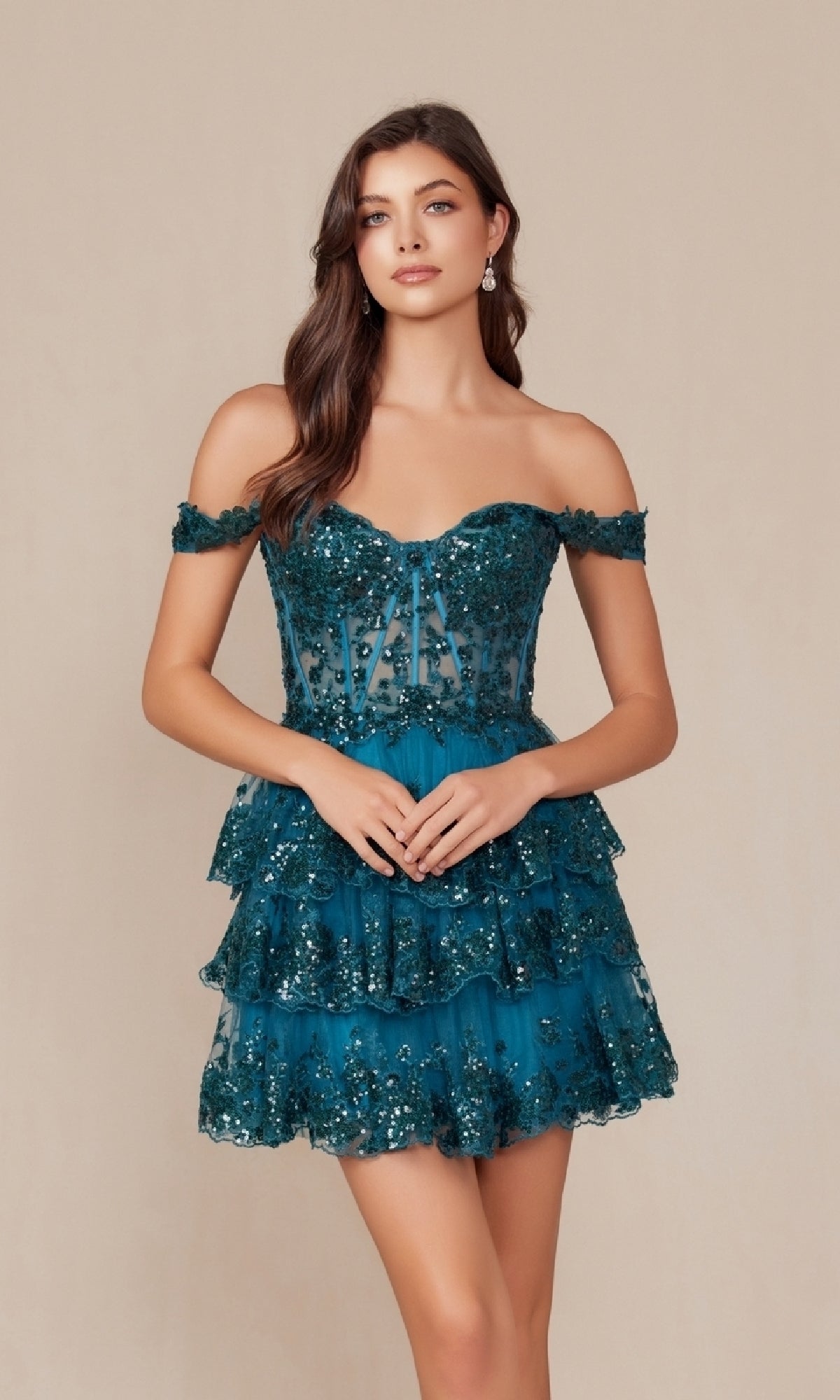 Vestido Hoco con lentejuelas y hombros descubiertos y volantes en el bajo – K856