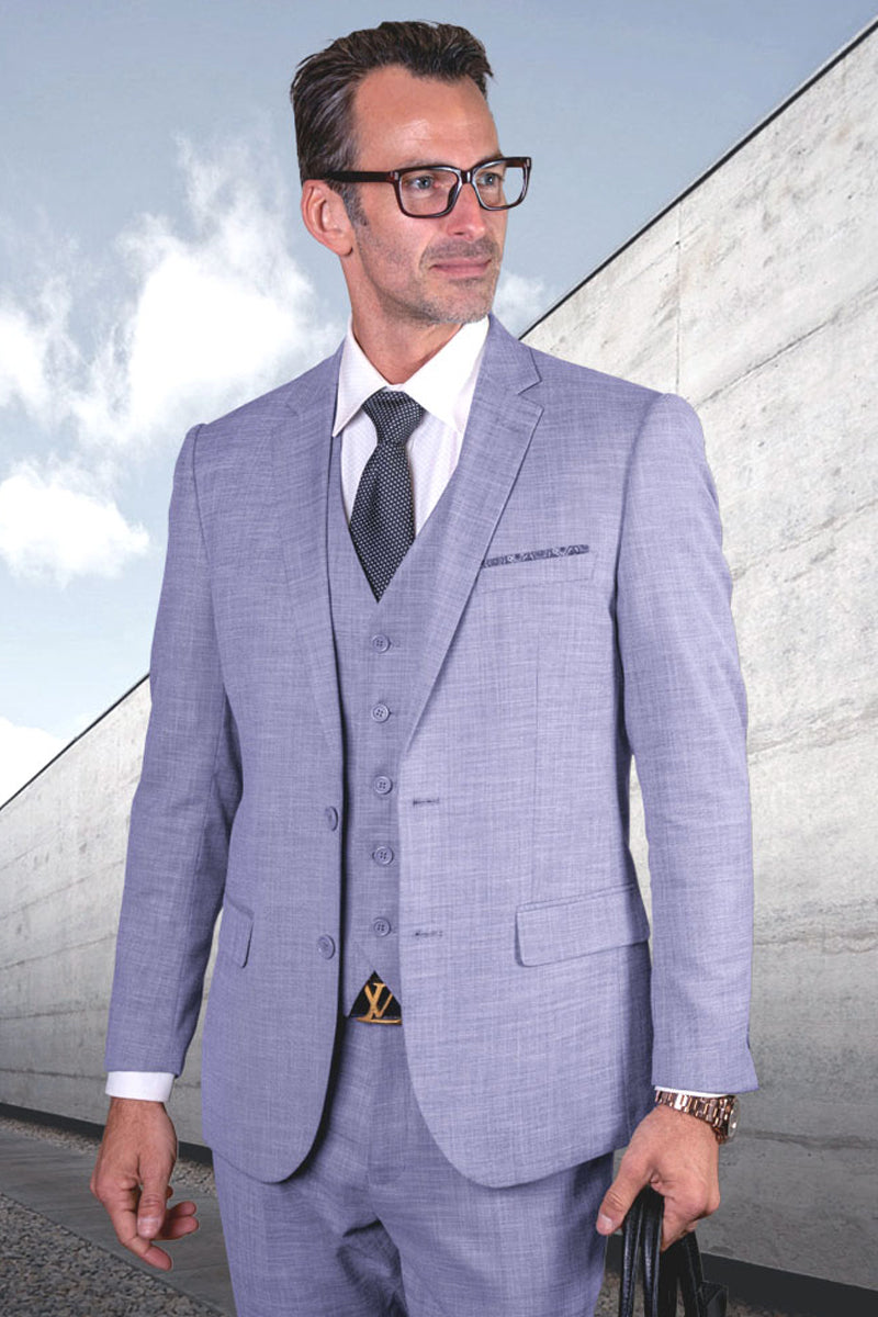Traje de diseño moderno de lana y piel de tiburón para hombre en azul cielo.