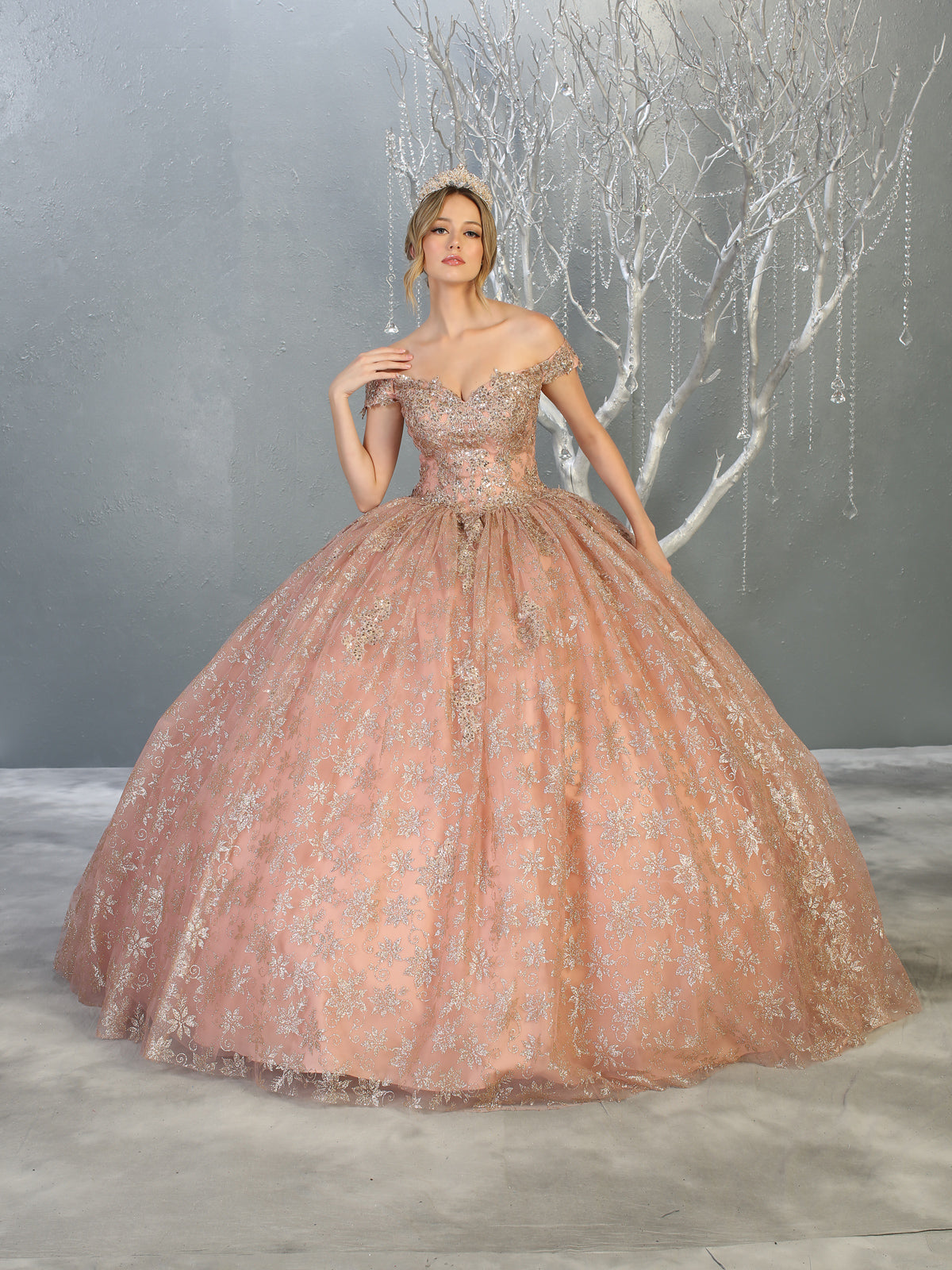Vestido de quinceañera bordado con corsé y hombros descubiertos Layla K LK152
