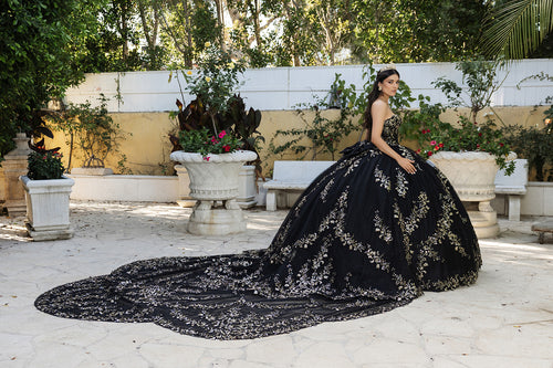 Vestido de quinceañera con capa bordada y escote corazón Layla K LK251