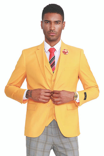 Traje de verano para hombre con chaleco de dos botones en amarillo canario y pantalones a cuadros grises y amarillos.