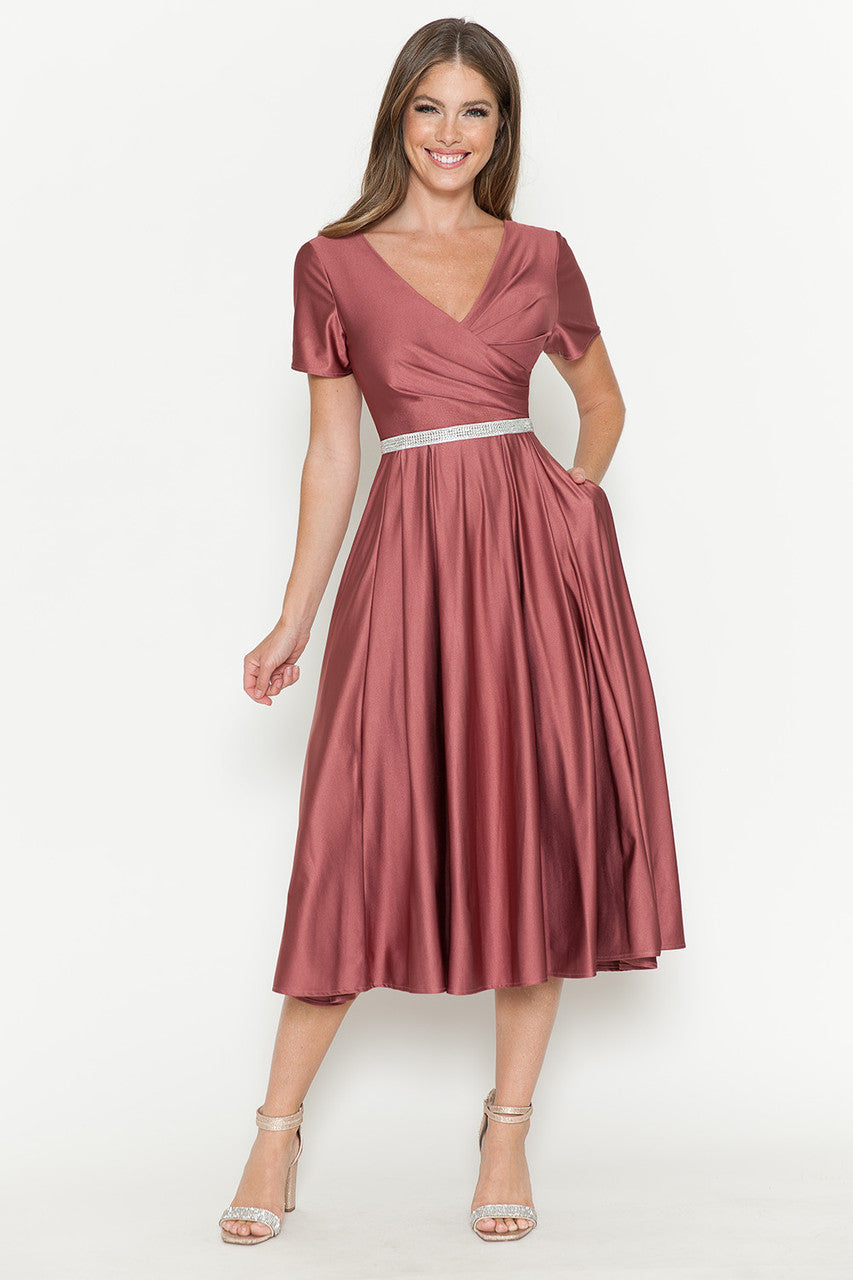 Vestido de cóctel midi Lenovia 5274 con escote en V, manga corta y cintura de diamantes de imitación. Ideal para bodas y eventos formales.