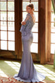 Elegante vestido con abertura y mangas acampanadas con apliques de Nox Anabel MD129