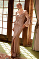 Elegante vestido con abertura y mangas acampanadas con apliques de Nox Anabel MD129
