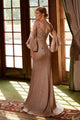 Elegante vestido con abertura y mangas acampanadas con apliques de Nox Anabel MD129