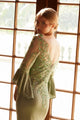 Elegante vestido con abertura y mangas acampanadas con apliques de Nox Anabel MD129