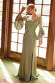 Elegante vestido con abertura y mangas acampanadas con apliques de Nox Anabel MD129